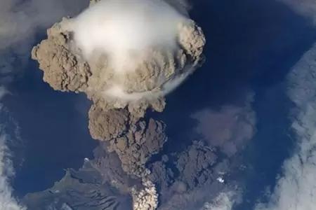 Volcn Kliuchevskoi erupciona en Rusia.