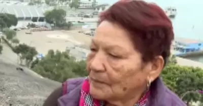 Lleva a su nieto a ver el "tren de olas"