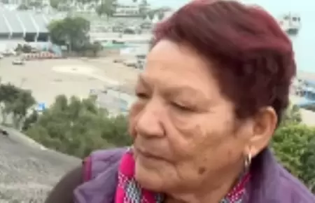 Lleva a su nieto a ver el "tren de olas"