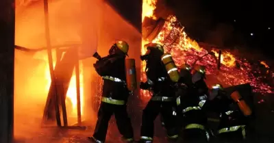 Bomberos apagando un incendio.