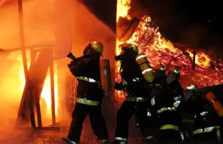 Bomberos apagando un incendio.