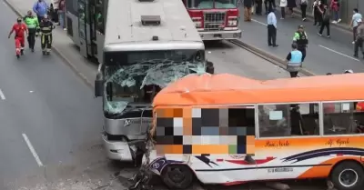 Metropolitano desviar su recorrido tras accidente en la avenida Alfonso Ugarte.