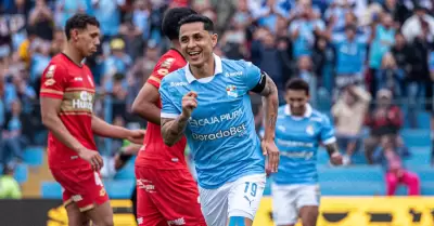 Yotn celebrando el quinto de Cristal ante Huancayo.