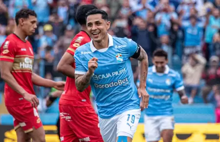Yotn celebrando el quinto de Cristal ante Huancayo.