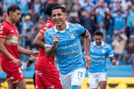 Yotn celebrando el quinto de Cristal ante Huancayo.