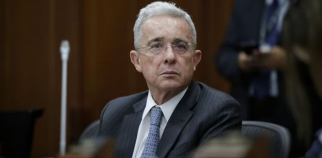 Colombia: Expresidente Álvaro Uribe es sentenciado a 12 años de prisión domiciliaria por los delitos fraude procesal y soborno