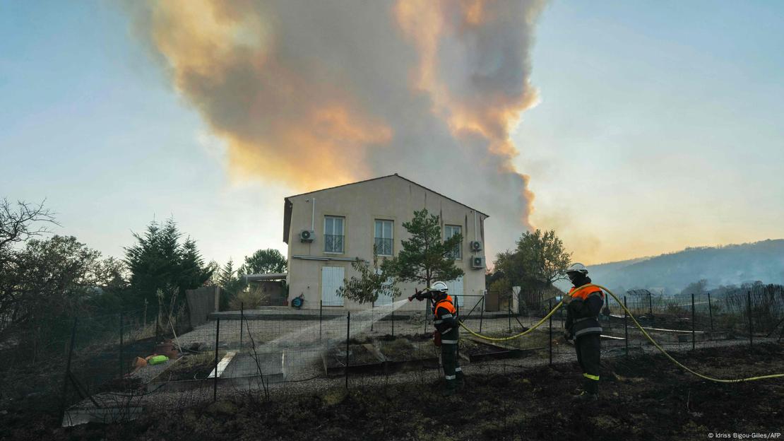 Bomberos trabajan para extinguir a una de las viviendas afectadas por el voraz incendio en Francia.