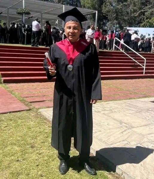 El 'Cachete' Ziga con su diploma.