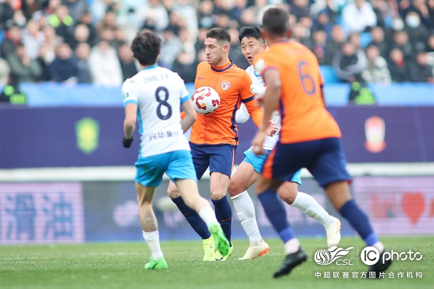 Santiago Ormeo debut con Qingdao Hainiu en el empate 2 a 2 ante Qingdao West Coast
