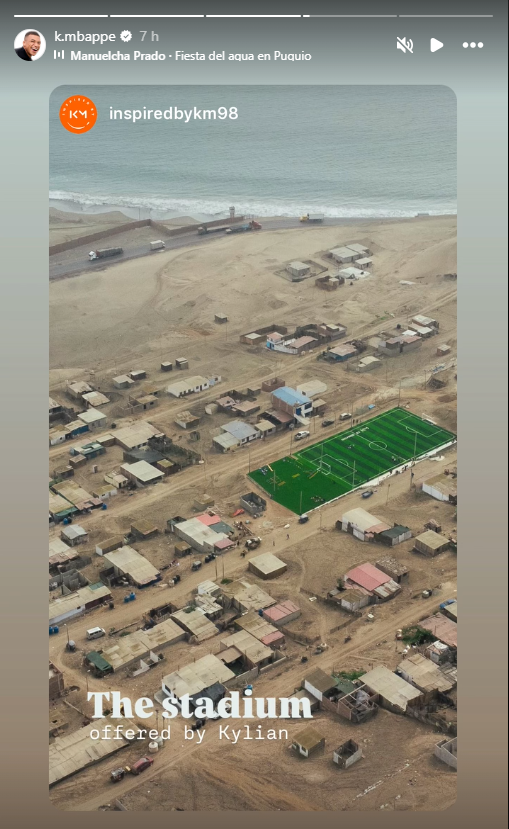 Captura de pantalla del Instagram de Kylian Mbapp en el que se visualiza la cancha deportiva que don.
