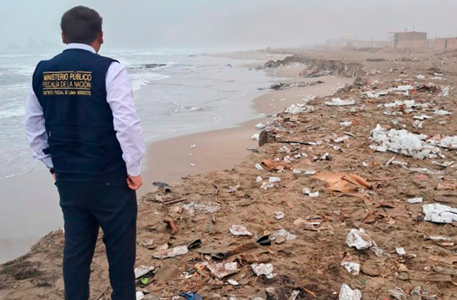 Fiscala inspeccion playas afectadas por cada de contenedores.
