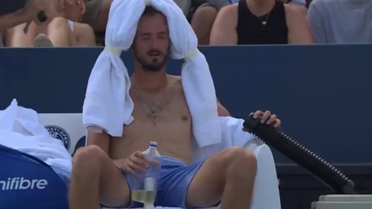 Medvdev refrescndose durante su partido.