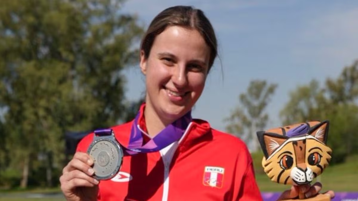Valentina Porcella mostrando su medalla de plata obtenida en Trap femenino.