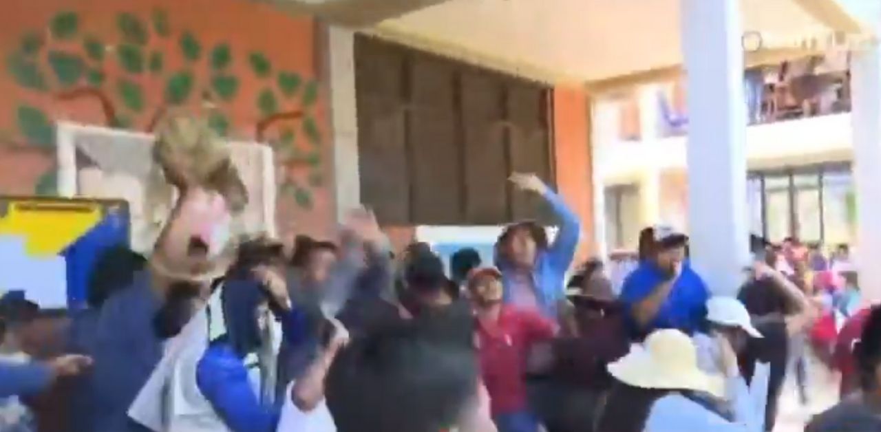 ¡Tensión en elecciones bolivianas! Agreden a candidato presidencial en Cochabamba en su centro de votación