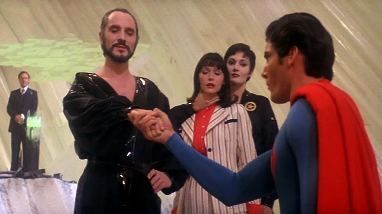 Terence Stamp interpretando al general Zod.