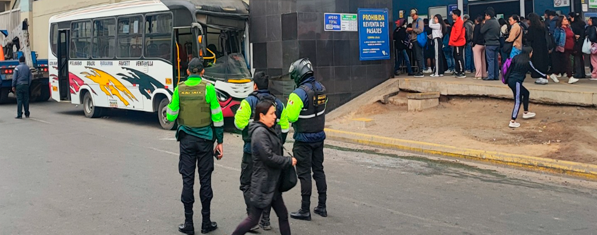 Bus impacta contra la estacin Santa Rosa del Metro de Lima, en SJL.