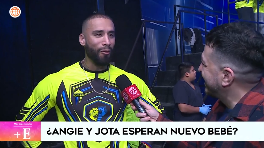 Jota Benz deja entrever presunto embarazo de Angie Arizaga.