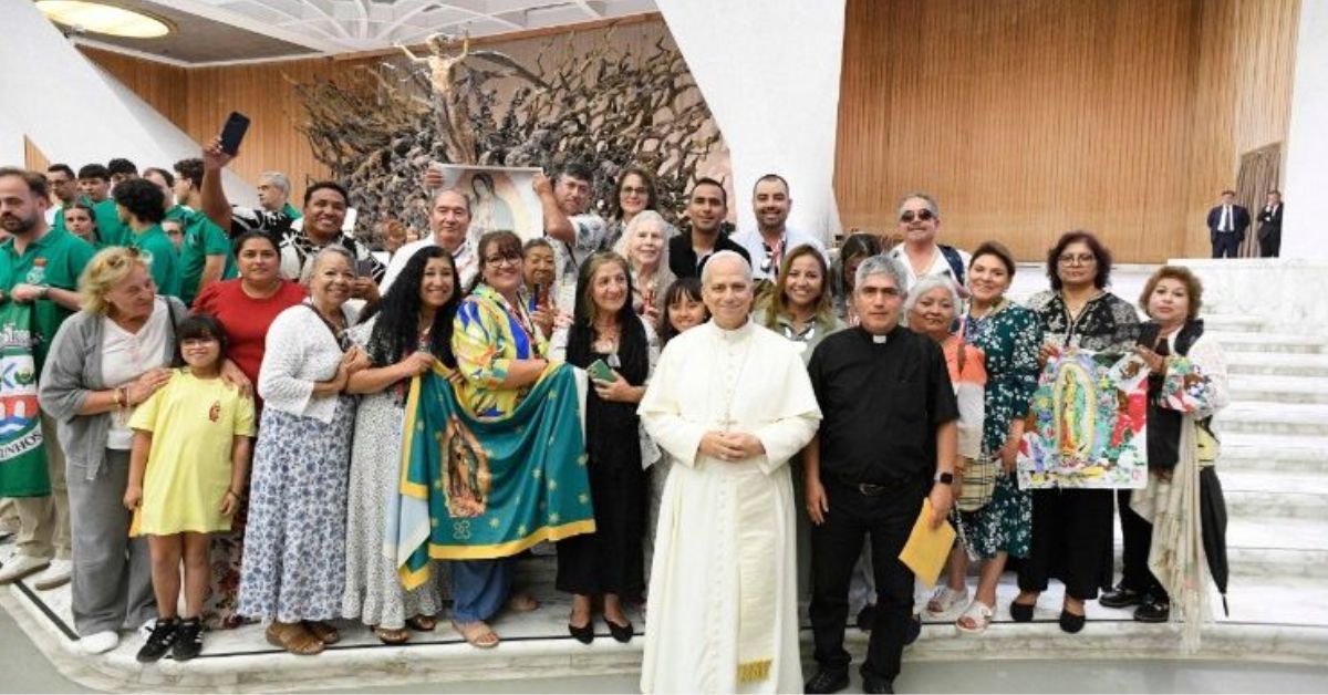 Papa León XIV recibió a una delegación de feligreses de Chiclayo junto a sacerdote ordenado por él