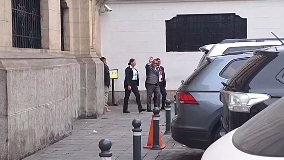 Juan Jos Santivez evit responder a la prensa tras su juramentacin