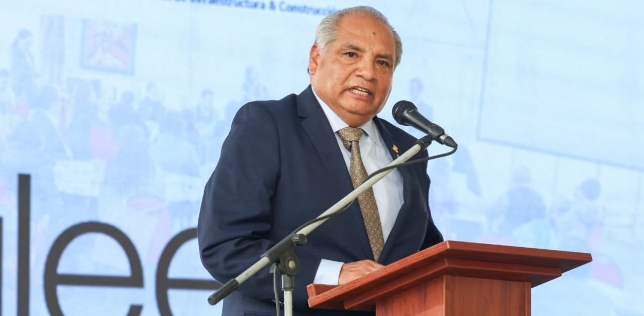 Ministro César Sandoval destaca proyecto ferroviario pero evita hablar de actualidad: "De coyuntura nada"