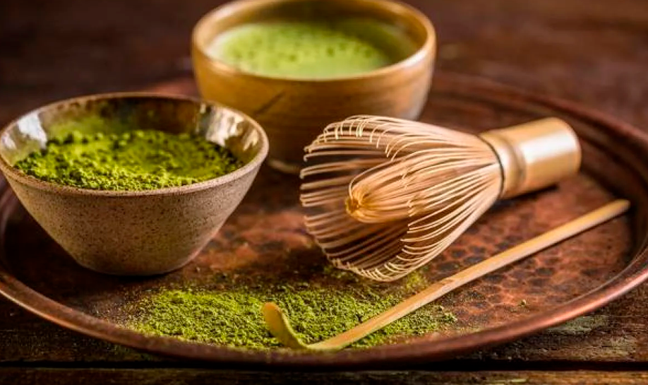 Especialistas revelan que es peligroso beber mucho t de matcha durante una dieta.