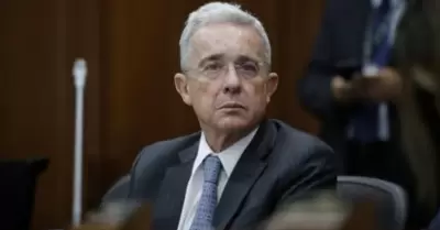 Expresidente Álvaro Uribe es sentenciado a 12 años de prisión domiciliaria.