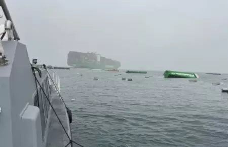 Cierre total del Puerto del Callao tras cada de contenedores al mar
