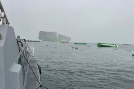 Cierre total del Puerto del Callao tras cada de contenedores al mar