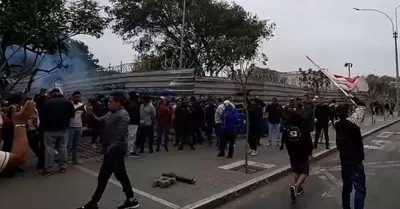 Hinchas de la 'U' hacen plantn a las afueras de SUNAT.