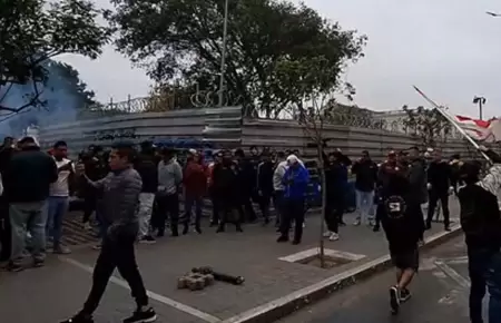 Hinchas de la 'U' hacen plantn a las afueras de SUNAT.