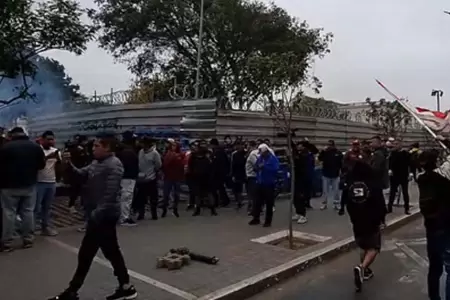 Hinchas de la 'U' hacen plantn a las afueras de SUNAT.