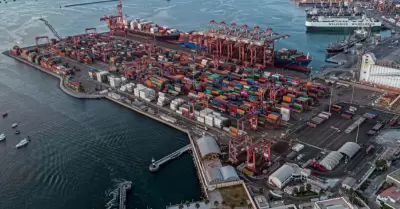 Reabren puerto del Callao tras caída de decenas de contenedores.