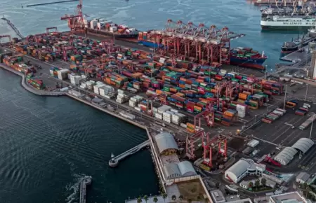 Reabren puerto del Callao tras cada de decenas de contenedores.