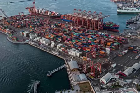 Reabren puerto del Callao tras cada de decenas de contenedores.