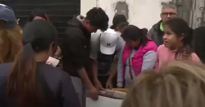 Rematan productos de contenedores que cayeron al mar en Ancn.