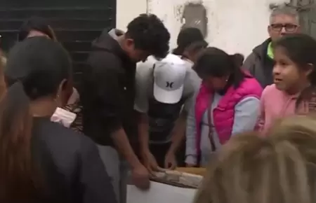 Rematan productos de contenedores que cayeron al mar en Ancn.