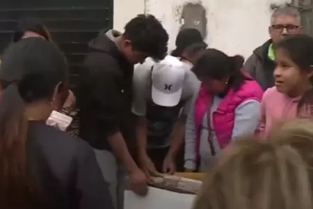 Rematan productos de contenedores que cayeron al mar en Ancn.
