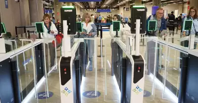 Personas realizando el control en las e-gates.