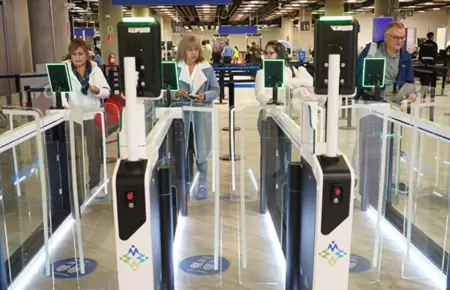 Personas realizando el control en las e-gates.