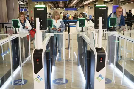 Personas realizando el control en las e-gates.