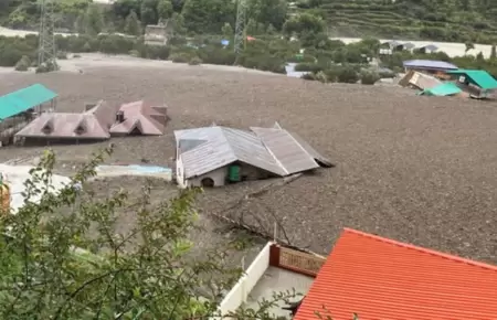 Inundacin en la india dej varios muertos y heridos.