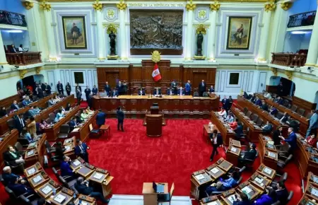 Debatirn mocin que propone impedir que Daniel Quintero entre al Per