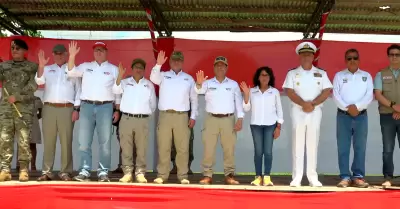Ministros cantan el himno en Santa Rosa