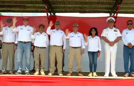 Ministros cantan el himno en Santa Rosa