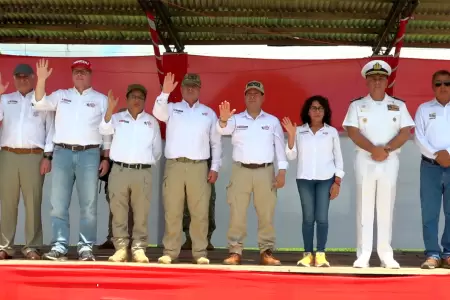 Ministros cantan el himno en Santa Rosa