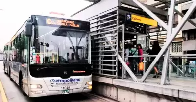 Bus de Ruta C fue impactado por auto que invadió su vía