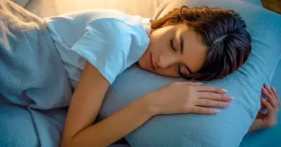 Significado de abrazar una almohada al dormir.