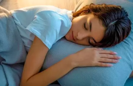 Significado de abrazar una almohada al dormir.