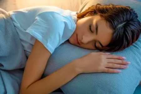 Significado de abrazar una almohada al dormir.