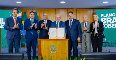 Lula Da Silva junto a otros ministros en el palacio de Brasilia.